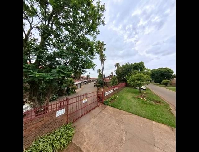 3 BEDROOM TOWNHOUSE FOR SALE IN CLAYVILLE EAST